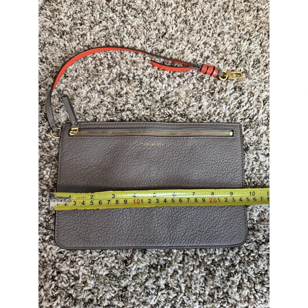 Tory Burch Chelsea pebbled leather wristlet in gray with gold-tone‎ Logo
